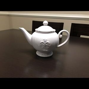 White Chateau Blanc Teapot
